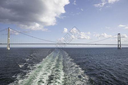 具体的伟大穿越连接新西兰和富农两岸的大丹麦贝尔特岛吊桥上的横渡图片