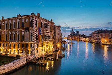 旅行历史早晨从意大利威尼斯学院桥看大运河和圣玛丽亚德拉礼教堂图片