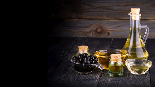 素食主义者可口小碗和装有橄榄油的瓶子小碗和装有橄榄油的瓶子生图片