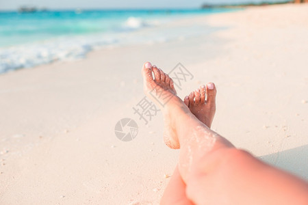 躺在沙滩上放松的女人特写图片