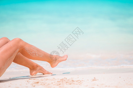 躺在沙滩上放松的女人特写图片