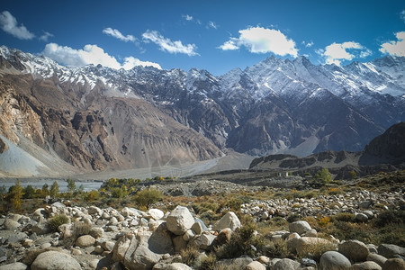 气候户外踪迹巴基斯坦PasuGilgitBaltistan的雪盖山和草地景观图片