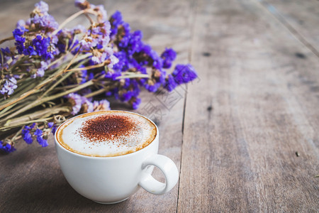 颜色一杯咖啡配有紫罗兰花束的鲜木地板底平坦的桌子图片