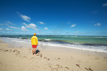 年轻男子救生员在海面观察着情况从海面角度出发帽宽波浪图片
