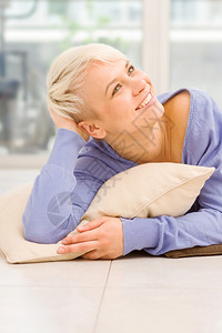 照片上一位微笑着的女人她短发躺在稻草上模型自金发女郎图片