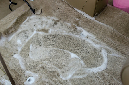 洗汽车地毯与现代汽车内部有关心干净的真空图片