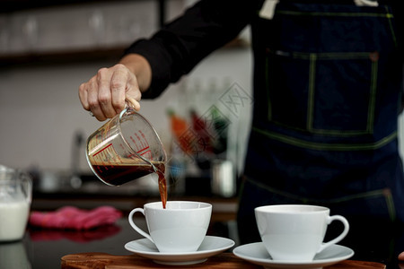 浓咖啡混合将热水倒进玻璃杯加咖啡阿拉比卡图片
