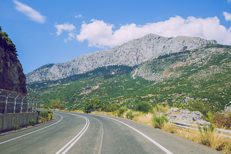 传统的2019年月3日希腊路线山脉草地树木蓝色的风景优美图片