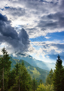 在巴伐利亚阿尔卑斯山的阴云多一天土地绿色森林图片