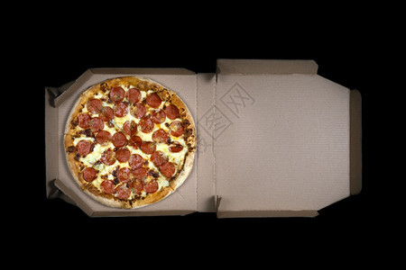 经验丰富的在黑色背景上隔离的开箱中美味纸多尼披萨意大利食品街头快餐的概念顶部视图带有复制空间的横幅食品带复制空间的横幅餐厅桌子图片