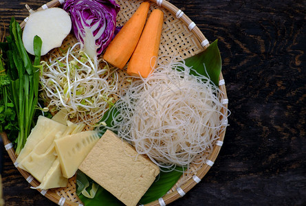 最佳为了木制的素食面汤原料顶端观光盘蔬菜丰富多彩如胡萝卜菜豆芽竹子豆腐健康营养的简单越南菜图片