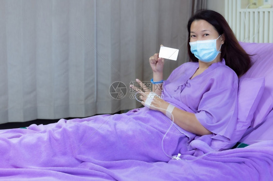 躺在病床上微笑休息的女病人图片