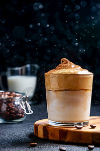 冰Dalgona咖啡与深色背景上的水滴时尚奶油鲜咖啡韩国寒冷夏季饮品韩国寒冷夏季饮品摩卡杏仁甜点图片