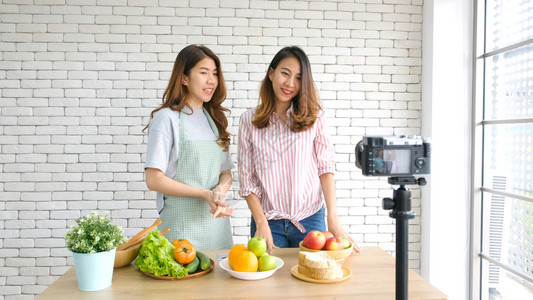 在线的烹饪网络两位年轻的青女食物博客在录制视频时交谈与快乐刻vlog概念人与科技通讯等图片