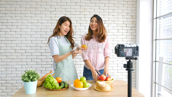 影响者亚洲两位年轻的青女食物博客在录制视频时交谈与快乐刻vlog概念人与科技通讯等图片