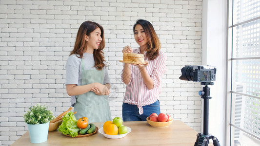 厨房服用亚洲人两位年轻的青女食物博客在录制视频时交谈与快乐刻vlog概念人与科技通讯等图片
