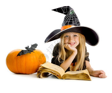 教育幻想美丽的微笑着容小女孩长金发在巫服装看着照相机与古老书橙南瓜和蝙蝠黑帽与网蜘蛛和橙弓诺维科夫图片