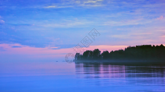俄罗斯卡丽莉娅Karelia白夜季节Onega湖森林海岸的午夜时分以粉红色和蓝云层为代表水流中闪烁的红雾海景俄罗斯Karelia图片