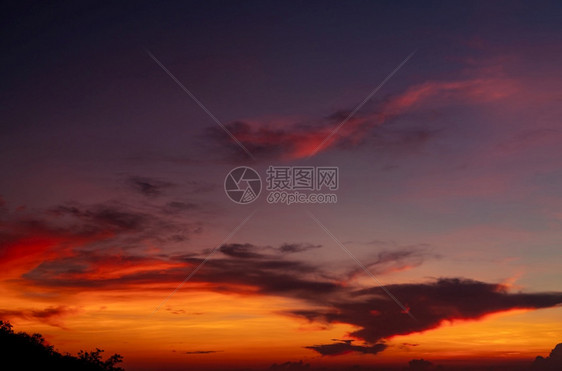 冷静的黑暗阳光太日落时空的天景象日落时夜抽背景黄昏和黎明概念图画黄昏时星云红色日落时温天气背景图片