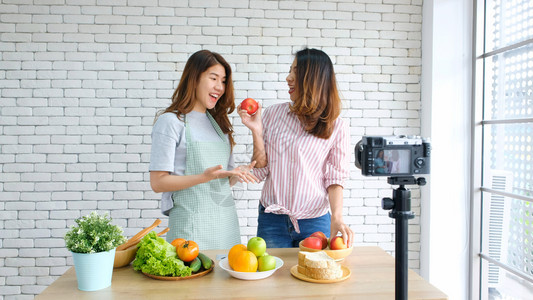 两位年轻的青女食物博客在录制视频时交谈与快乐刻vlog概念人与科技通讯等健康影响者亚洲图片
