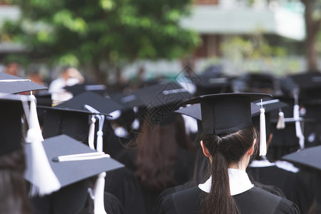 成就团体大学毕业生持帽子的毕业生和成功者教育概念在高等教育中班级图片