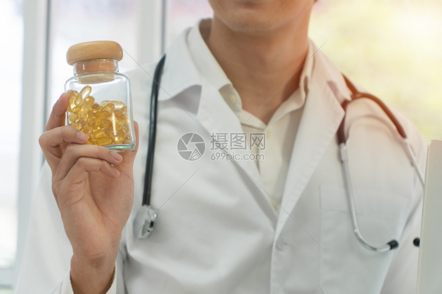 手拿药品的医生特写图片