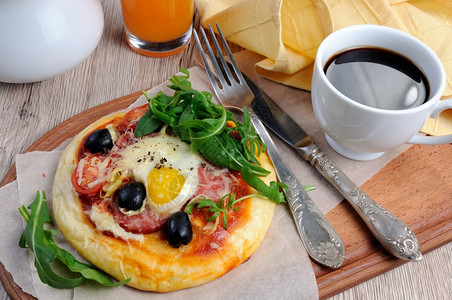 自由营养的带香肠鸡蛋和阿鲁古拉的迷你披萨早餐吃咖啡馅饼图片