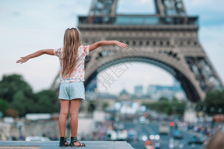 巴黎铁塔下的小女孩图片