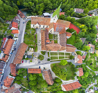 景观建造Blaubeuren德国20年7月19日飞向德国Blaubeuren修道院的惊人空中全景宗教图片