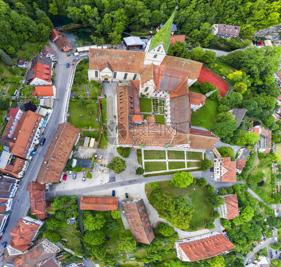 景观建造Blaubeuren德国20年7月19日飞向德国Blaubeuren修道院的惊人空中全景宗教图片