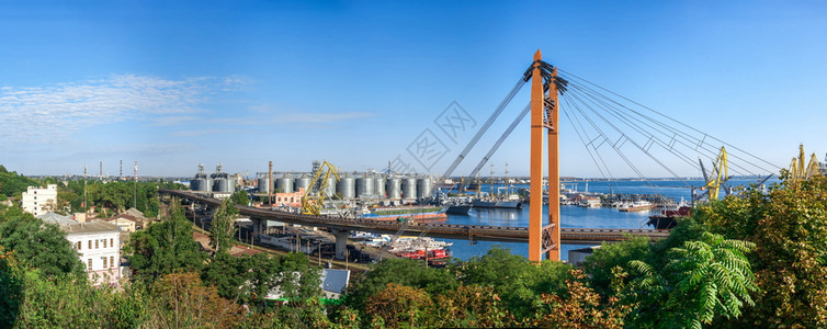 乌克兰奥德萨09521年乌克兰敖德萨海港一个阳光明媚的夏季清晨实用港对敖德萨海实际口的全景工作09521水图片