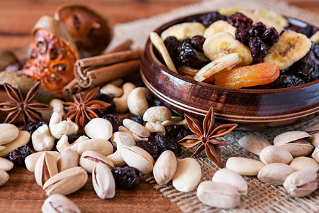 食物核桃木制的将干果混合在木质碗里坚果混合在生锈的桌边并将干果和坚混合在一起图片