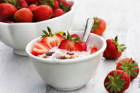 食物早餐有机的一碗健康麦片配酸奶和新鲜草莓一碗健康麦片配酸奶和新鲜草莓图片