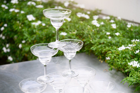 派对在花园户外柜台露天酒杯上一组装满马提尼葡萄酒杯的特闭组准备庆祝晚会食物水晶图片