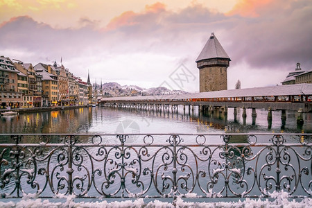 吸引力卢塞恩市中心历史城Lucernne市中心日落时有教堂大桥和瑞士卢塞恩湖城市景观日出图片