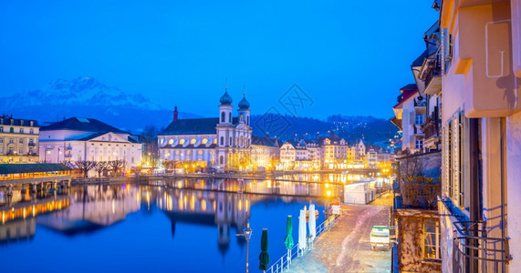 卢塞恩市中心历史城Lucernne市中心日落时有教堂大桥和瑞士卢塞恩湖城市景观河地标图片