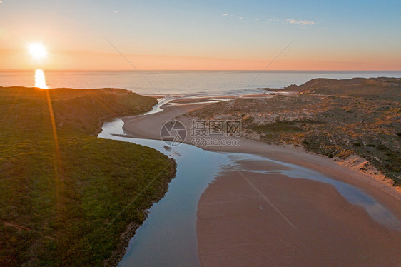 黄昏日落时从葡萄牙西海岸的阿摩雷拉滩出发阿尔加维旅游图片