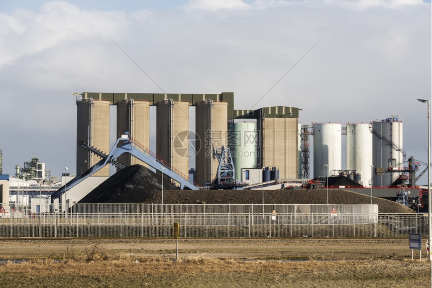在荷兰工业区第二个maasvlakte的Eurowort上塔筒仓天空图片