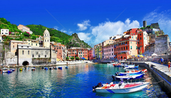 Cinqueterre意大利Vernazza村Liguria著名的公园港口地标韦尔纳扎图片