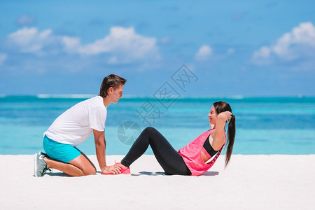 海边做瑜伽的夫妇图片