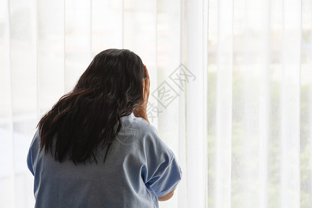 亚洲女患者在病人房医疗保险概念中对其疾病的痛苦和压力反视观点亚洲女患者疼痛和压力窗户坐着白种人图片