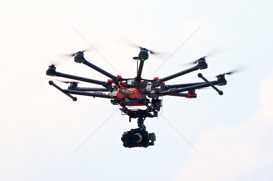 职业无人驾驶飞机在空中行从下方角度飞行控制全球定位系统爱好图片