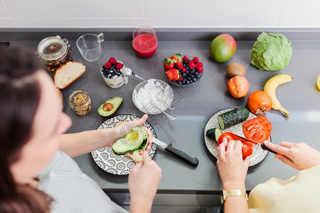 配料简单健康食品概念在家庭厨房烹饪蔬菜夏沙拉的开心朋友女士人们图片