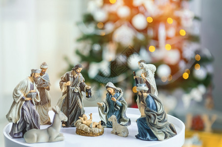包括玛丽约瑟夫羊群和智人在内的雕像圣诞马术场景男人庆典宗教图片