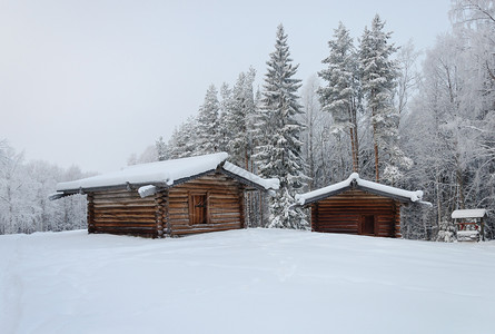 下雪的俄罗斯阿尔汉格克附近的北部露天博物馆MalyeKorely的两个旧木农谷仓季节马利图片