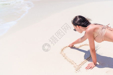 年轻美女在沙滩上图片
