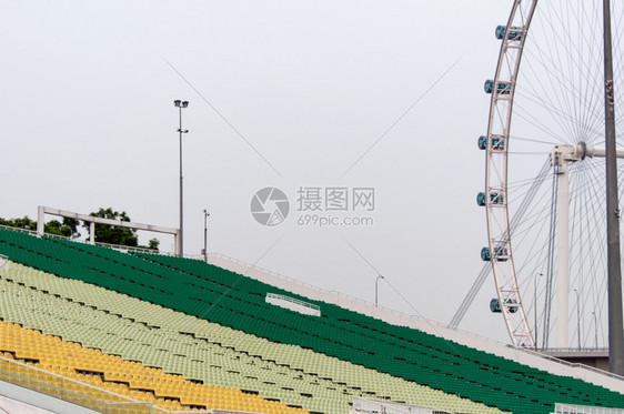 新加坡在码头体育场的传单和彩色球场角斗士的景象地标一种足球图片