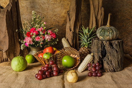 木制的南瓜与果实相伴的永生和一朵美丽的花叶子图片