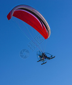 在俄罗斯堪察卡Kamchatka的运动模拟摩托和蓝天滑翔伞风险跳图片