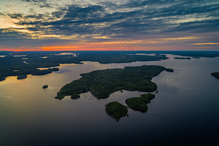 户外拉普捷夫俄罗斯Karelia森林环绕着日落时苏亚尔维湖的空中视图岛图片